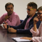 Tino Rodríguez, Mario Rivas y Mari Paz Martínez, en la reunión celebrada ayer en Fabero. ANA F. BARREDO