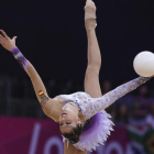 Carolina Rodríguez ejecuta su ejercicio de pelota en la fase clasificatoria del concurso individual olímpico de gimnasia rítmica.