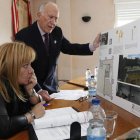 Gómez-Villaboa muestra a Carrasco un plano del Castillo de los Pimentel.