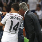 Chicharito conversa con Carlo Ancelotti.