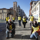 El grupo de Amnistía Internacional de León, ayer en Botines, donde suelen realizar sus acciones. JESÚS F. SALVADORES