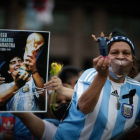 Seguidores de Diego Armando Maradona a las puertas de la Casa Rosada. RONCORONI