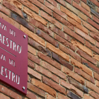 Una de las nuevas placas que ya incluyen el nombre del vial en castellano y en lengua leonesa, «Plaza del Maestru». FERNANDO OTERO