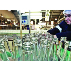 Un trabajador de la vidriera examina con detenimiento la cadena de fabricación de botellas en la empresa ubicada a las afueras de la capital.