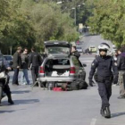 Policias aseguran los alrededores de la oficina en la que explotó el paquete.