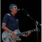 Rubén alza las manos, invitando al público a corear sus canciones