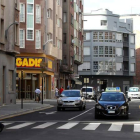 El tráfico vuelve a rodar por la avenida. Ayer en el cruce con la calle Camino de Santiago, que pasa de tres a dos carriles.