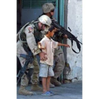 Un soldado americano registra a un niño en una operación en Bagdad