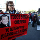 Simpatizantes del expresidente Rafael Correa y el exvicepresidente Jorge Glas protestan a las afueras de la Corte Nacionalpor el caso de secuestro a un opositor en 2012 .