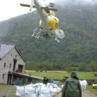 Un helicóptero ayudó a los vecinos de Susañe a transportar material para construir dos refugios