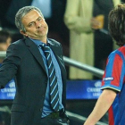 Mourinho gesticula ante Messi en un clásico del 2010.