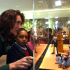 María Josefa García Cirac explica a un niño la escena histórica que se recrea, en este caso una visita escolar a la sede de las Cortes de Castilla y León.