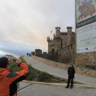 Dos turistas, el pasado martes, a las puertas del castillo de Ponferrada fotografiándose.