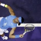 Nadal realiza un saque ayer, en el partido del Masters Series Madrid que le enfrentó al letón Gulbis
