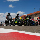 Salida de la competición de motos en La Bañeza. DL