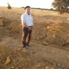 Un vecino señala el punto exacto donde se han hallado los restos humanos en Gordaliza del Pino