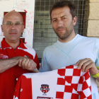Valiño (d), durante su presentación como técnico del Puente.