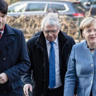 Merkel llega a la sede del SPD, en Berlín, para participar en la negociación, este domingo, 4 de febrero.