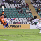 A pesar de encajar cuatro goles, Leandro también tuvo actuaciones de mérito como ésta, en la que desbarata un remate acrobático de Etxeita desde el borde del área pequeña de la Deportiva.