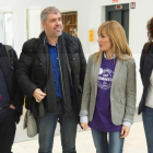 Los secretarios general de UGT, Pepe Álvarez (i), y de CCOO, Unai Sordo (2i), junto a las secretarias regionales, Carmen Castilla (2d) y Nuria López (d), a su llegada a la asamblea celebrada en Sevilla previa a la jornada de huelga del 8-M.