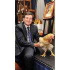 Alfonso Jiménez, con un capón de Cascajares.