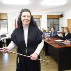 Irene González sostiene el bastón de mando tras jurar el cargo. L. DE LA MATA