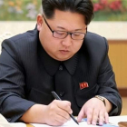 El líder norcoreano, Kim Jong-un, durante la firma de la orden para la prueba de la bomba de hidrógeno.