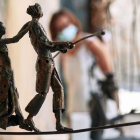 Una mujer observa la exposición de esculturas enmarcada en el Festival de circo. RAÚL SANCHIDRIÁN
