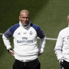 Zinedine Zidane, junto a su ayudante David Bettoni, en el entrenamiento de este sábado en Valdebebas.