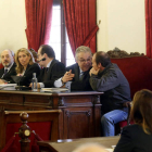 La fiscal, el equipo de la acusación particular y el abogado defensor, conversando con su representado. MARCIANO
