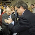 Jordi Pujol y Artur Mas se saludan durante un mitin con motivo de las elecciones catalanas.