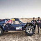 Carlos Sainz y el alemán Timo Gottschalk con el 'buggy' con el que correrán el Dakar-2014.