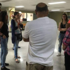 Mayoral y Marcello con los compañeros de los encerrados. DL