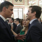 El presidente del Gobierno, Pedro Sanchez, saluda a Pablo Casado, líder de los populares, en presencia de la presidenta del Congreso, Ana Pastor.