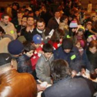La movilización de vecinos retó a la tarde fría de León; en la foto, se avituallan en plena calle