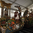 La talla del Ecce Hommo aguarda en la carpa de Santa Nonia por sus preparativos. La Exaltación también recibe sus cuidados, junto a La Crucifixión y el Cristo de La Agonía. | MARCIANO PÉREZ