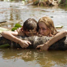 Naomi Watts y Tom Holland, en una dramática escena de 'Lo imposible'.