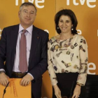 José Antonio Sánchez, presidente de RTVE, e Inmaculada García, presidenta de Loterías y Apuestas del Estado (LAE), en la firma del acuerdo de colaboración.