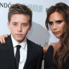 Victoria Beckham y su hijo Brooklyn, en una fiesta en Londres el pasado junio.