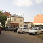 Los vecinos de Camino del Francés, en Cuatrovientos, llevan 14 meses esperando a la constructora para iniciar las obras.