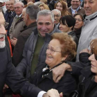 Rajoy saluda a los simpatizantes que no pudieron acceder al recinto del mitin.