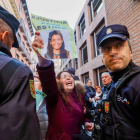 Manifestantes en contra de la liberación del sospechoso a las puertas del juzgado. ICAL