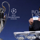 Luis Figo muestra la papeleta con el nombre del FC Barcelona, rival del Manchester City en octavos de la Champions.