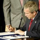 Bush firma la ley que acabará con los directivos de las empresas que comentan fraude