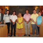 Foto de familia de los galardonados con la presidenta de la Diputación, Isabel Carrasco.