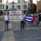 Cubanos residentes en León se manifestaron ayer en contra de la dictadura. FERNANDO OTERO