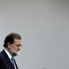 Mariano Rajoy entra en la sala de prensa de la Moncloa, el pasado viernes 27 de octubre, para anunciar la activación del 155 y la convocatoria de elecciones.