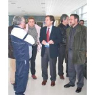 Uno de los encerrados explica a Villalba los motivos de la protesta