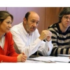 Rubalcaba, durante la reunión que mantuvo esta mañana en la sede del PSOE de Madrid con un equipo de expertos designados por el partido para modificar la ley de desahucios.