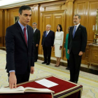 El presidente del Gobierno, Pedro Sánchez, promete ante el rey Felipe VI su cargo en el Palacio de la Zarzuela.